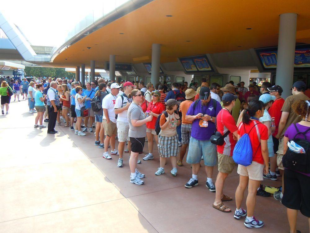 Disney considera medir temperatura de visitantes na entrada dos parques